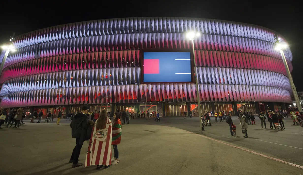Tampilan modern dengan desain pencahayaan eksterior yang futuristik serta dilengkapi dengan layar raksasa berukuran 15,5 meter x 9,8 meter ini, kabarnya menelan dana sebesar 211 juta euro untuk renovasi. (Foto: AFP/Ander Gillenea)