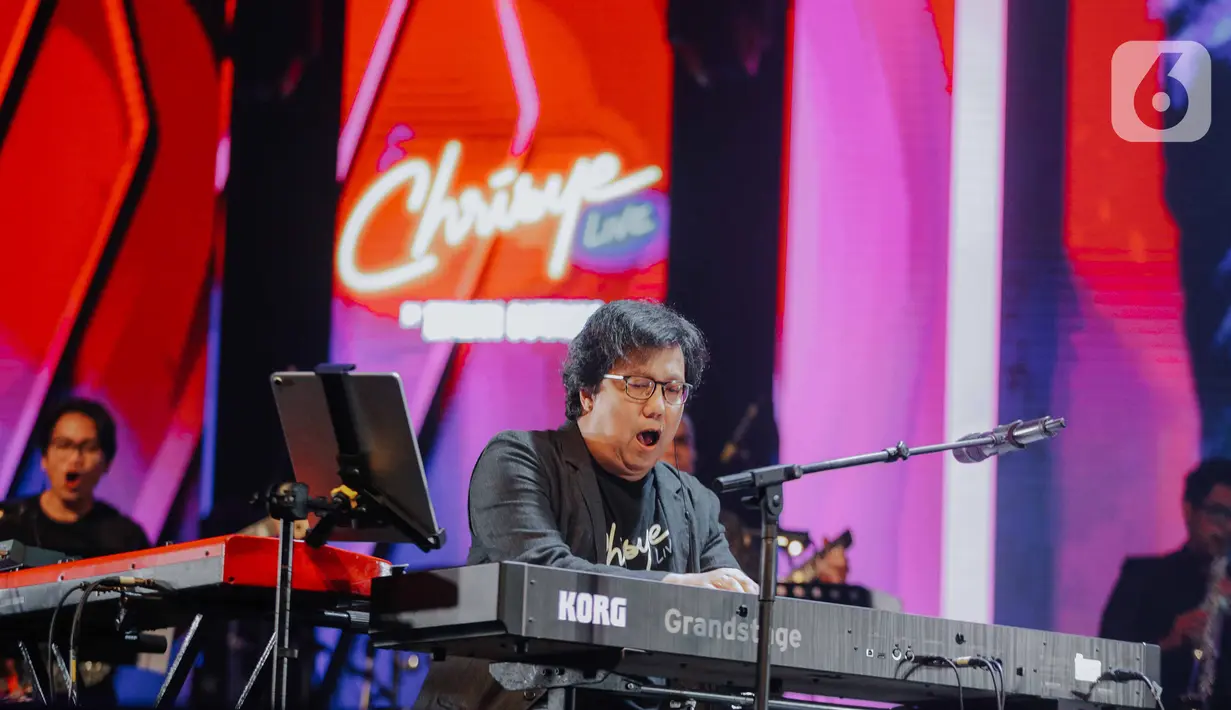 Penampilan Erwin Gutawa saat membawakan lagu Chrisye Live dalam Java Jazz Festival 2020 di JIExpo Kemayoran, Jakarta, Jumat (28/2/2020). Erwin Gutawa membawakan sejumlah lagu hits milik almarhum Chrisye seperti Juwita, Anak Sekolah, dan Hip Hip Hura. (Liputan6.com/Faizal Fanani)