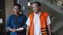 Mantan anggota DPRD Sumatera Utara Restu Kurniawan Sarumaha (kanan) usai menjalani pemeriksaan lanjutan di Gedung KPK, Jakarta, Jumat (7/12). Restu diperiksa sebagai tersangka. (Merdeka.com/Dwi Narwoko)