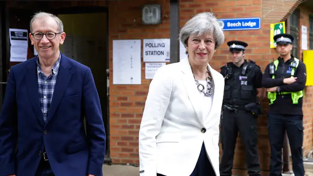 20170608-PM Theresa May Berikan Suaranya-AP