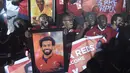 Fans Liverpool memegang poster Mohammed Salah saat menghadiri CAF Awards di Accra International Press Conference, Accra, (4/1/2018). Salah mengalahkan Sadio Mane dan Pierre-Emerick Aubameyang. (AFP/Pius Utomi Ekpei)