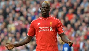 Striker Italia yang kini berusia 34 tahun dan berstatus tanpa klub, Mario Balotelli pernah didatangkan Liverpool dari klub Serie A, AC Milan pada awal musim 2014/2015 dengan nilai transfer 20 juta euro. Sempat dipinjamkan kembali ke AC Milan selama semusim pada 2015/2016, ia akhirnya dilepas permanen ke OGC Nice pada awal musim 2016/2017 dengan status bebas transfer. Bersama Liverpool ia total tampil dalam 28 laga di semua kompetisi dengan torehan 4 gol. (AFP/Paul Ellis)
