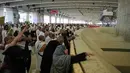 Umat Muslim berdoa sambil melakukan lempar jumrah sebagai rangkaian ibadah haji di Mina, Arab Saudi, Rabu 27 Mei 2026. (AP Photo/Altaf Qadri)