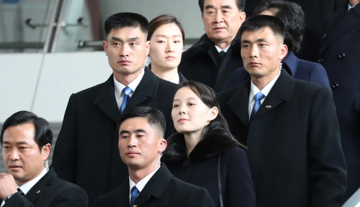 Penjagaan saat adik perempuan pemimpin Korea Utara Kim Jong-un, Kim Yo-jong tiba di Bandara Incheon, Korea Selatan, Jumat (9/2). Setelah menyambangi Pyeongchang, Kim Yo-jong dijadwalkan bertemu Presiden Korea Selatan Moon Jae-in. (YONHAP/AFP)