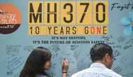 Seorang perempuan menulis pesan dalam acara yang diselenggarakan oleh keluarga penumpang yang hilang dan para pendukung untuk memperingati 10 tahun hilangnya pesawat Malaysia Airlines MH370, di Subang Jaya pada 3 Maret 2024. Pencarian pesawat Malaysia Airlines MH370 yang hilang akan dilanjutkan pada akhir Desember, Kementerian Perhubungan Malaysia mengumumkan pada 3 Desember 2025, lebih dari satu dekade setelah pesawat tersebut menghilang. (Arif Kartono/AFP)