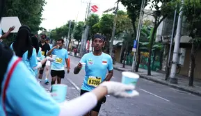 Taklukkan Cuaca Panas Surabaya, Le Minerale Hadirkan 18 Titik Water Station Surabaya Marathon