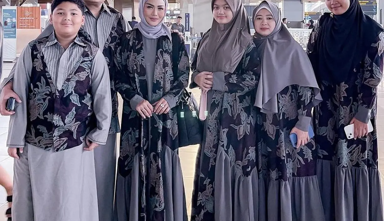 Saat berangkat, keluarga Krisdayanti dan Amora pun tampil kompak mengenakan baju warna gelap dipadukan outer batik. [@krisdayantilemos]
