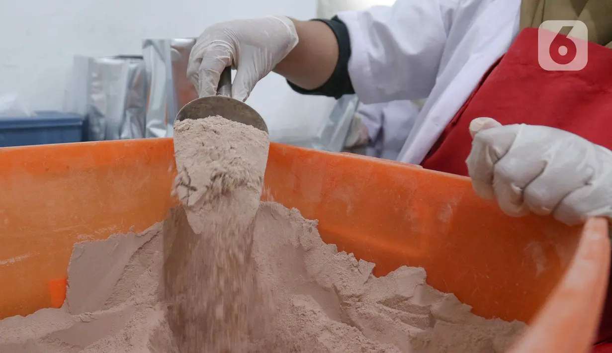 Setiap harinya, PT Berikan Bahari Indonesia di Bekasi Timur, Jawa Barat memproduksi 2.000 dus. (Liputan6.com/Herman Zakharia)