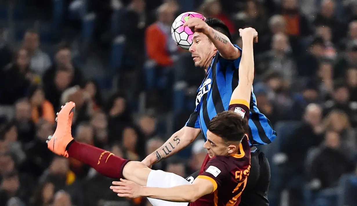 Pemain Inter Milan, Gary Medel (atas) berebut bola dengan pemain AS Roma,  Stephan El Shaarawy pada lanjutan Serie A, di Stadion Olimpico, Sabtu atau Minggu (20/3/2016) dini hari WIB. (AFP/ Gabriel Bouys)