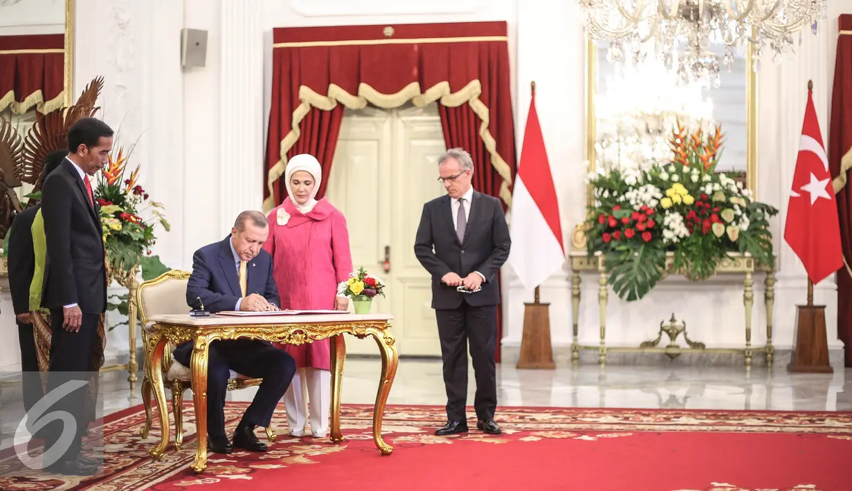 Presiden Turki Recep Tayyip Erdogan mengisi buku tamu di Istana Merdeka, Jakarta, Jumat (31/7/2015). Kunjungan kenegaraan ini untuk membahas kerja sama ekonomi, pemberantasan terorisme. (Liputan6.com/Faizal Fanani)