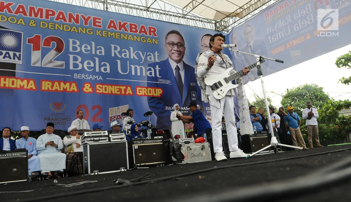Ketum Partai Idaman, Rhoma Irama saat tampil menghibur pendukung selama kampanye akbar Partai Amanat Nasional (PAN) di Sawangan, Depok, Kamis (27/3). Partai Amanat Nasional mengambil tema Doa dan Dendang Kemenangan.  (Liputan6.com/Herman Zakharia)