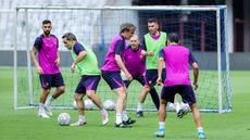 Sergi Barjuan (kedua kiri) dan sejumlah pemain legenda Barcelona melakukan latihan jelang laga Clash of Legends melawan DRX World Legends di Stadion Utama Gelora Bung Karno (SUGBK), Senayan, Jakarta, Jumat (17/04/2026) sore WIB. (Bola.com/Bagaskara Lazuardi)
