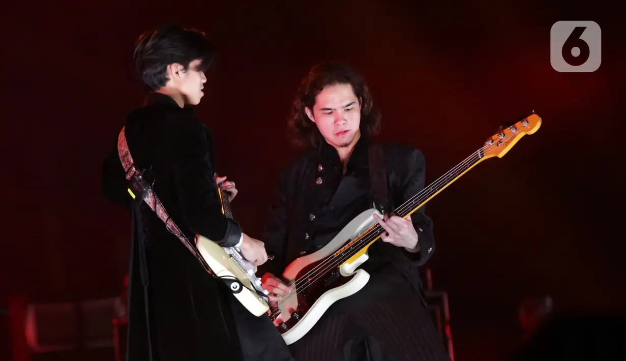 Personel grup band The Lucky Laki, Abdul Qodir Jaelani atau Dul (kanan) tampil pada konser bertajuk Pesta Rakyat 30 Years of Careers Dewa 19 di Jakarta International Stadium, Jakarta, Sabtu (4/2/2023). The Lucky Laki jadi pembuka konser Dewa 19. (Fimela.com/Bambang E. Purnama)