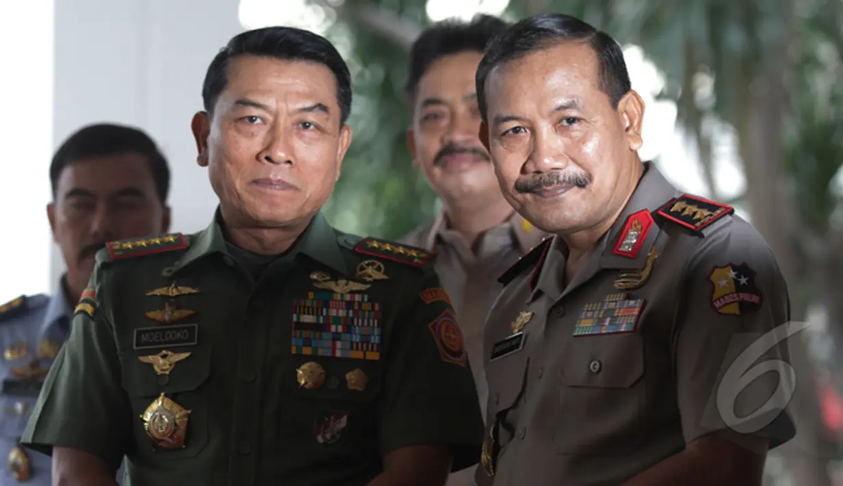 TNI Jenderal TNI Moeldoko (kiri) dan Wakapolri Komjen Pol. Badrodin Haiti menghadiri Rapim TNI-Polri di Gedung PTIK, Jakarta, Selasa (3/3/2015). Rapim TNI-Polri mengambil tema Sinergitas TNI-Polri Penggerak Revolusi Mental. (Liputan6.com/Faizal Fanani)
