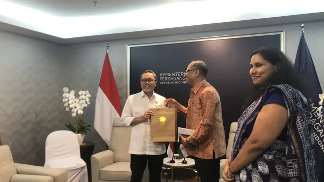 Menteri Perdagangan (Mendag) Zulkifli Hasan bertemu dengan dengan Dubes India untuk Indonesia Sandeep Chakravorty di Kantor Kementerian Perdagangan, Senin (6/11/2023). (Elza/Liputan6.com)