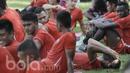 Sejumlah Pemain Persija Jakarta beristirahat usai mengikuti latihan. Setelah sekian lama harus berpindah-pindah untuk latihan, kini Persija Jakarta memiliki lapangan latihan dan mes baru. (Bola.com/M Iqbal Ichsan)