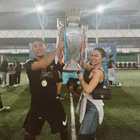 Potret Ariel Tatum Ikut Angkat Piala Kemenangan Daffa Wardhana (credit: instagram/daffawardhana)