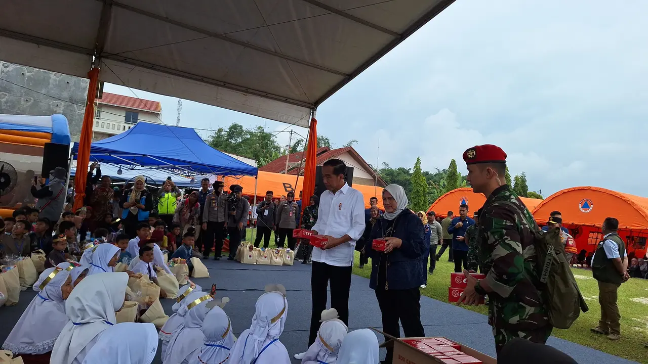 Presiden Joko Widodo atau Jokowi saat meninjau posko tanggap darurat dan pengungsian banjir lahar dingin di Lapangan Batu Taba, Kabupaten Agam, Sumatera Barat