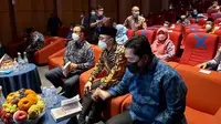 Gubernur Jabar Ridwan Kamil duduk di kursi VVIP bersama Gubernur DKI Jakarta dan Menteri BUMN Erick Thohir. (Merdeka/Ahda Bayhaqi)