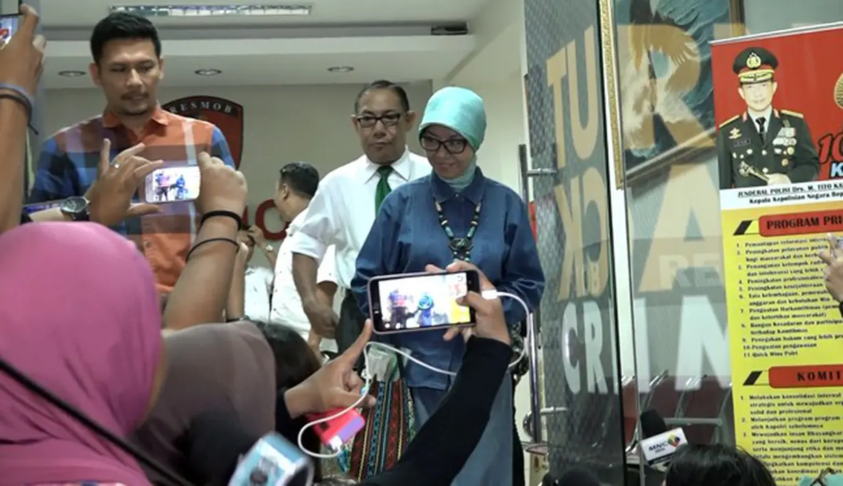 "Cukup lelah ya, wajar mama kan sudah tidak muda lagi. Kemarin sepulang dari Polda, mama bercerita semangat sekali soal pemeriksaan," ujar Kiswinar saat dihubungi Bintang.com, Kamis (13/10/2016). (Hasan Iskandar/Bintang.com)