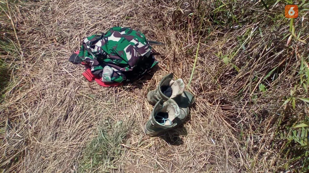 Pakaian Serda Amiruddin yang dilepas sebelum hanyut terbawa arus sungai (Liputan6.com/Fauzan)