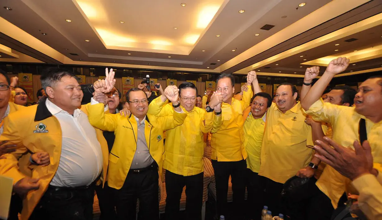Agung Laksono (tengah) terpilih sebagai Ketua Umum Partai Golkar pada Munas di Ancol, Jakarta, Senin (8/12/2014). (Liputan6.com/Miftahul Hayat)