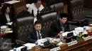 Ketua DPR Setya Novanto (kiri) bersama Ketua Rapat Taufik Kurniawan saat Rapat Paripurna Ke-9 di Kompleks Parlemen, Jakarta, Jumat (30/10/2015). Rapat juga dalam rangka pembentukan Panitia Khusus (Pansus) asap.(Liputan6.com/JohanTallo)