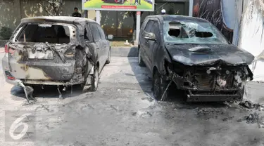 Dua mobil hangus terbakar di area SPBU Jalan Gatot Subroto, Jakarta, Selasa (1/9/2015). Sumber api diduga berasal dari sebuah drum yang berada di dekat tangki pengisian BBM di SPBU tersebut. (Liputan6.com/Herman Zakharia)