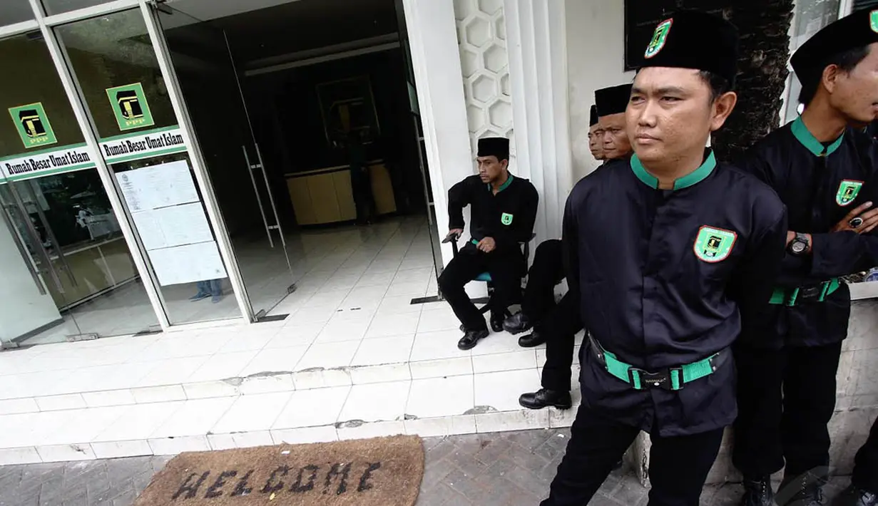 Sejumlah orang berjaga di depan kantor DPP Partai Persatuan Pembangunan (PPP), Jakarta, Rabu (3/12/2014). (Liputan6.com/Faizal Fanani)