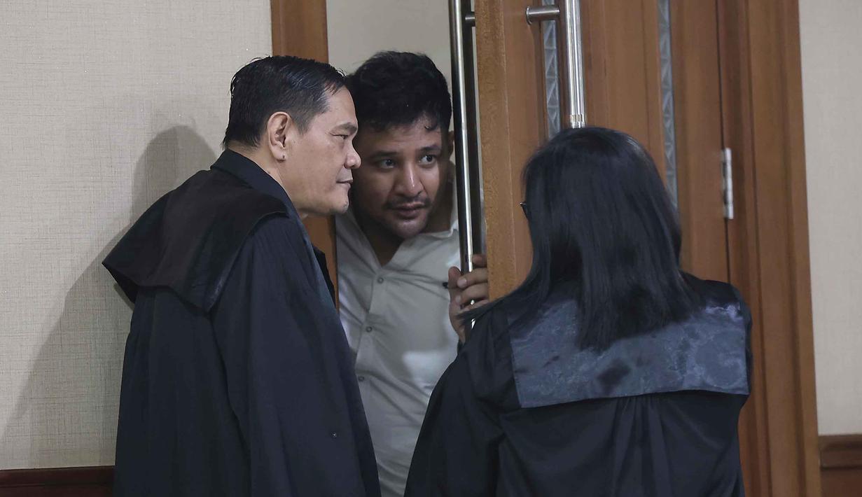 Terdakwa kasus peredaran narkotika di dalam Rumah Tahanan (Rutan) Salemba, Muhamad Ammar Akbar alias Ammar Zoni (tengah), sesaat sebelum mengikuti sidang pembacaan putusan di Pengadilan Negeri Jakarta Pusat, Kamis (23/4/2026). Aktor Muhamad Ammar Akbar alias Ammar Zoni divonis 7 tahun penjara dan denda Rp 1 miliar dalam kasus peredaran narkotika di dalam rumah tahanan Salemba. (Kapanlagi.com/Budy Santoso)