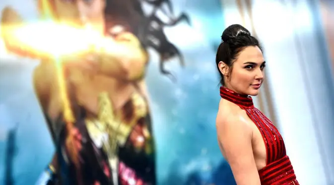 Belakangan ini nama Gal Gadot sedang menjadi sorotan publik. Salah satu penyebabnya adalah film terbarunya yang bertajuk ‘Wonder Woman’, di mana ia bermain sebagai pemeran utama di dalamnya. (AFP/Bintang.com)