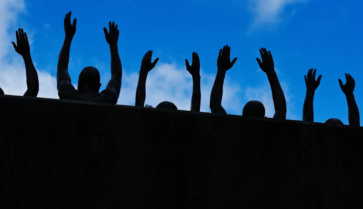 Patung perunggu yang berjudul "Raise Up" dipajang dalam pameran National Memorial for Peace and Justice, Montgomery, AS (23/4). Dalam sejarah AS, orang yang menjadi budak berkulit hitam dan dimiliki orang yang berkulit putih. (AP Photo / Brynn Anderson)