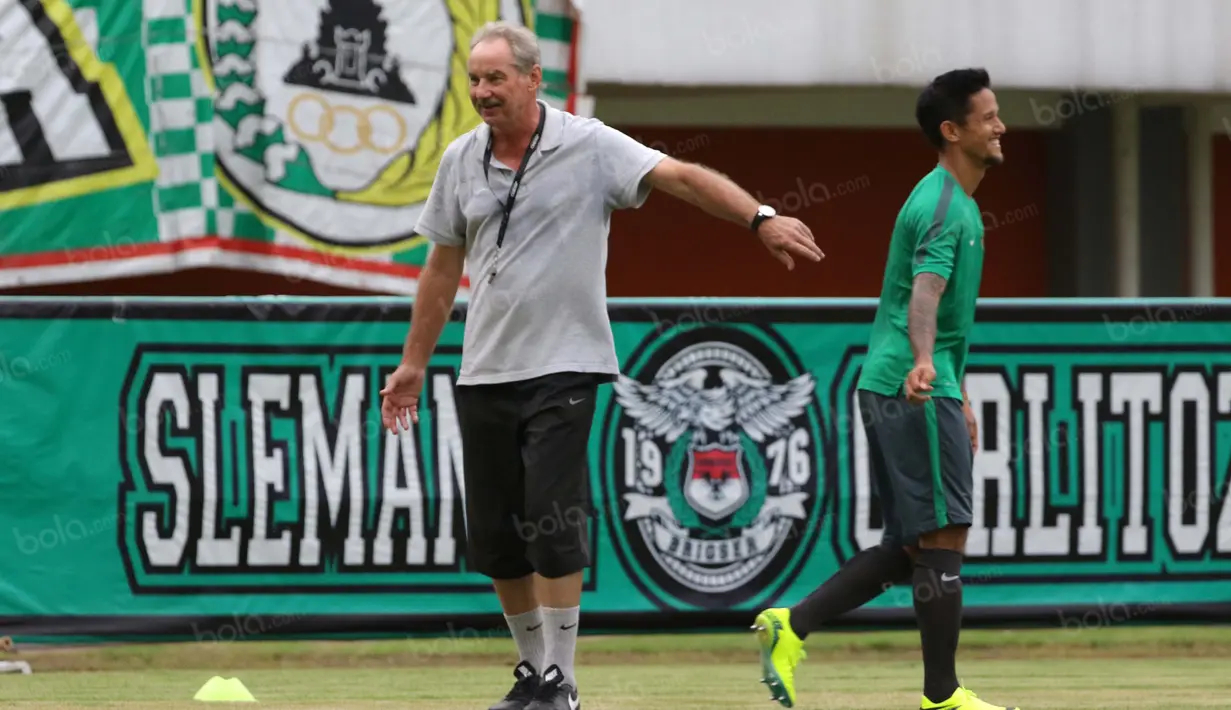 Alfred Riedl menepuk pundak Irfan Bachdim usai memberikan masukan saat sesi latihan di Stadion Maguwoharjo, Sleman, Jumat (07/10/2016). (Bola.com/Nicklas Hanoatubun)
