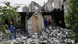 Api menghanguskan sebuah gedung yang digunakan sebagai panti jompo di Kiev, Ukraina, Minggu (29/5). Petugas layanan darurat setempat berhasil menyelamatkan 18 orang dari kebakaran dengan lima di antaranya mengalami luka bakar. (REUTERS/Gleb Garanich)
