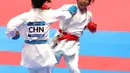 Karateka putri Indonesia, Cokorda Istri Agung Sanistyarani saat bertarung melawan Jiamie Ding dari China di babak final nomor Kumite 55 kg  di Arena Karate JCC Senayan, Jakarta, Minggu (26/8). Cokorda unggul dengan skor 1-0. (Liputan6.com/Fery Pradolo)