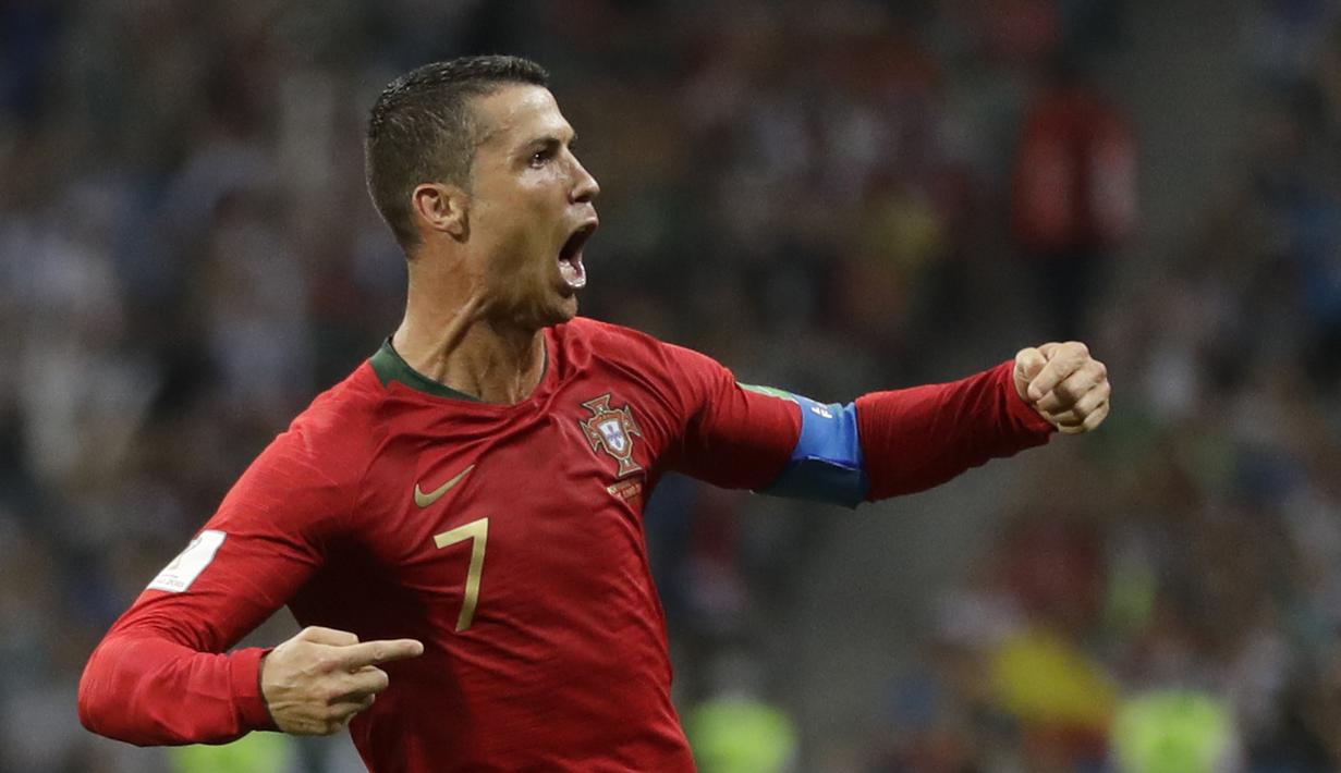Bintang Portugal, Cristiano Ronaldo, merayakan gol yang dicetaknya ke gawang Spanyol pada laga Grup B Piala Dunia di Stadion Fisht, Sochi, Jumat (15/6/2018). CR 7 pencetak hattrick perdana Piala Dunia 2018. (AP/Sergei Grits)