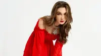 Luna Maya Terlihat 10 Tahun Lebih Muda dengan Gaun Merah Menyala