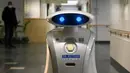 Robot pembersih 'Franzi' membersihkan area pintu masuk rumah sakit di Munich Neuperlach, Jerman selatan pada 12 Februari 2021. Robot pembersih Franzi juga dapat bernyanyi dan juga menangis saat pekerjaannya dihalangi. (Photo by Christof STACHE / AFP)
