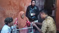 Kemensos berikan bantuan perbaikan rumah dan wirausaha bagi keluarga renta di Kota Sukabumi, (Liputan6.com/Istimewa).