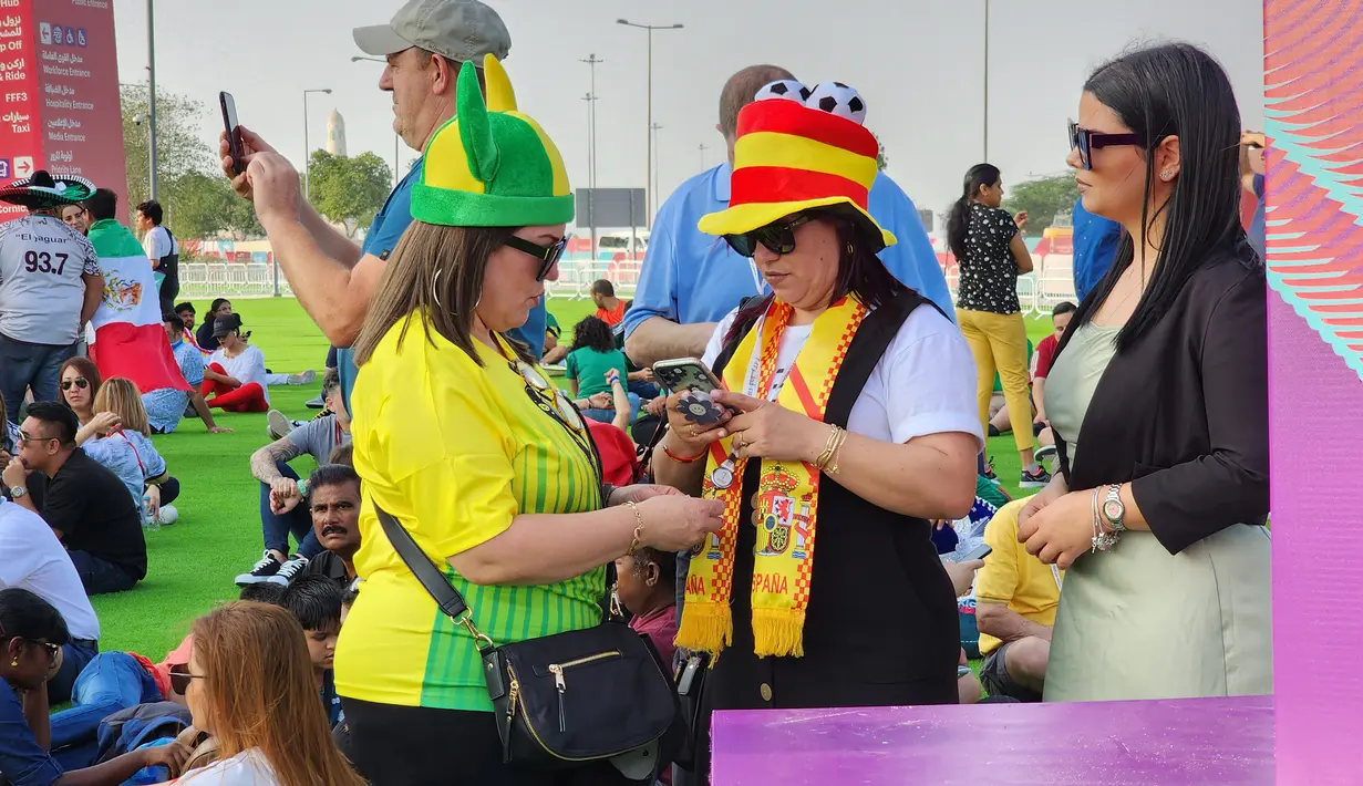 Meski berbeda tim yang didukung, dua suporter Brasil dan Spanyol ini tampak akrab berbincang seakan melupakan rivalitas kedua negara. (Dok. SCM)