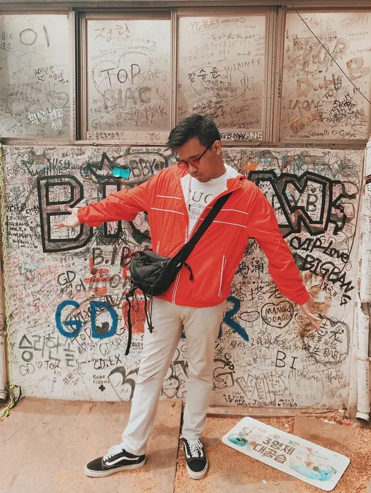 Tak hanya sukses di dunia hiburan, Joshua Suherman juga pintar dalam memadu padankan busana. Saat liburan ia kerap tampil santai tapi tetap terlihat kece. (Liputan6.com/IG/@jojosuherman)
