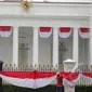 Pekerja memasang kain renda berwarna merah putih dipagar depan Istana Merdeka, Jakarta, Senin (13/4/2015). Jelang Konferensi Asia Afrika (KAA) ke-60 di Bandung pada 24 April mendatang, Istana Merdeka mulai dipercantik. (Liputan6.com/Faizal Fanani)