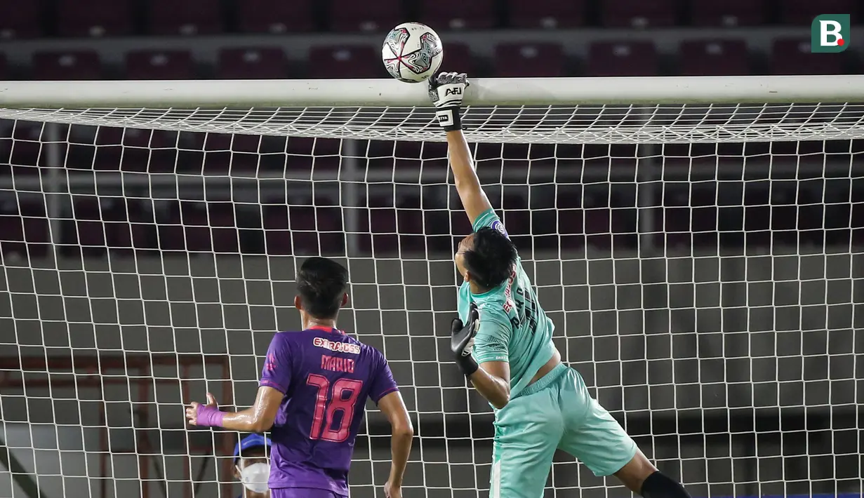 Kiper Persik Kediri, Fajar Setya Jaya berusaha menghalau bola saat melawan Persija Jakarta dalam laga pekan ke-10 BRI Liga 1 2021/2022 di Stadion Manahan, Solo, Sabtu (30/10/2021). (Bola.com/Bagaskara Lazuardi)