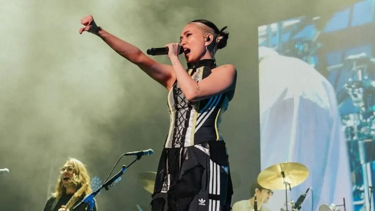 Potret NIKI Sukses Gelar Konser 'Buzz World Tour' di Jakarta (credit: instagram/nikizefanya)