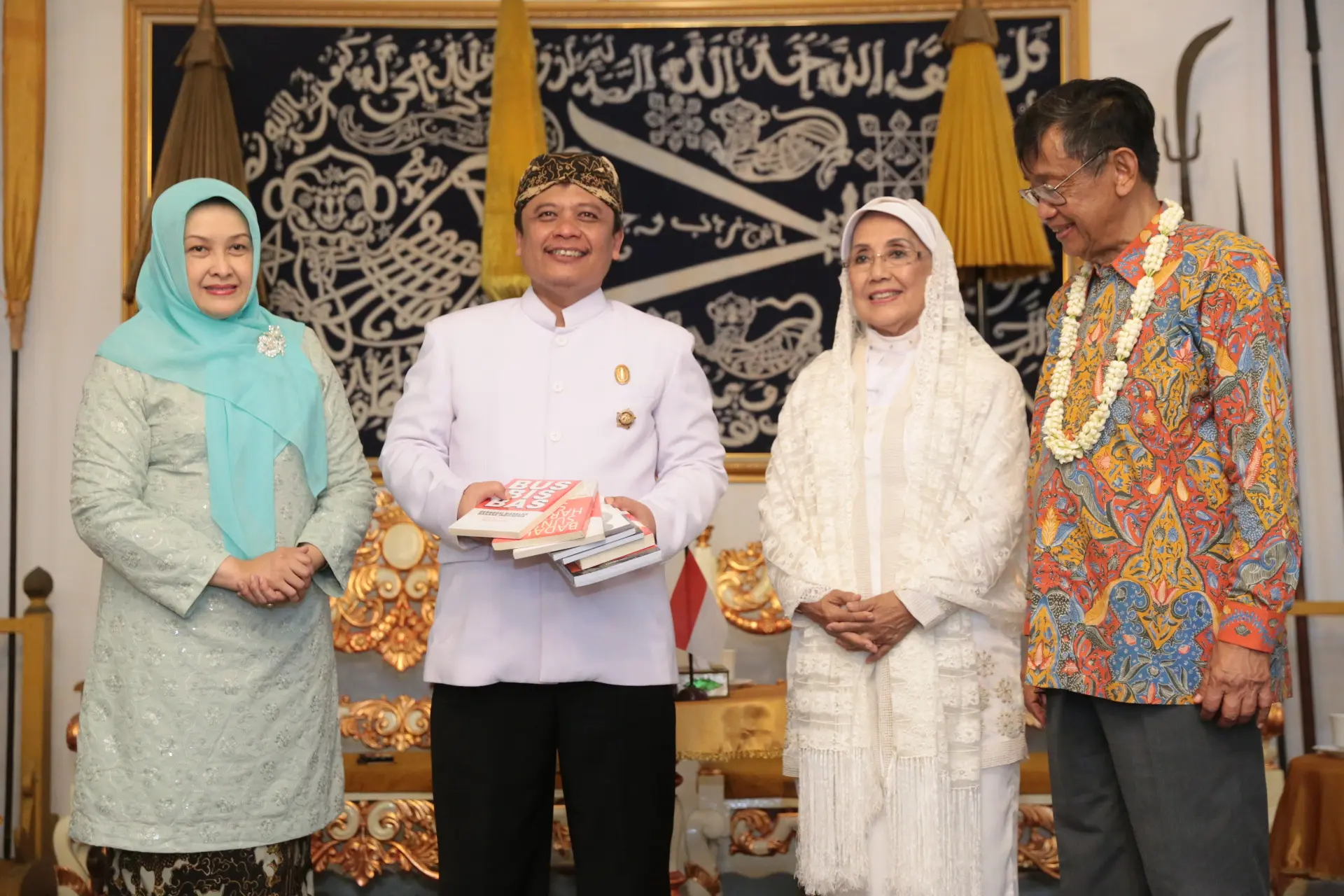 Kekaguman pun diutarakan Sultan Arief atas konsistensi yang telah dilakukan Ajip sampai saat ini dalam melestarikan bidang budaya. (Adrian Putra/Bintang.com)