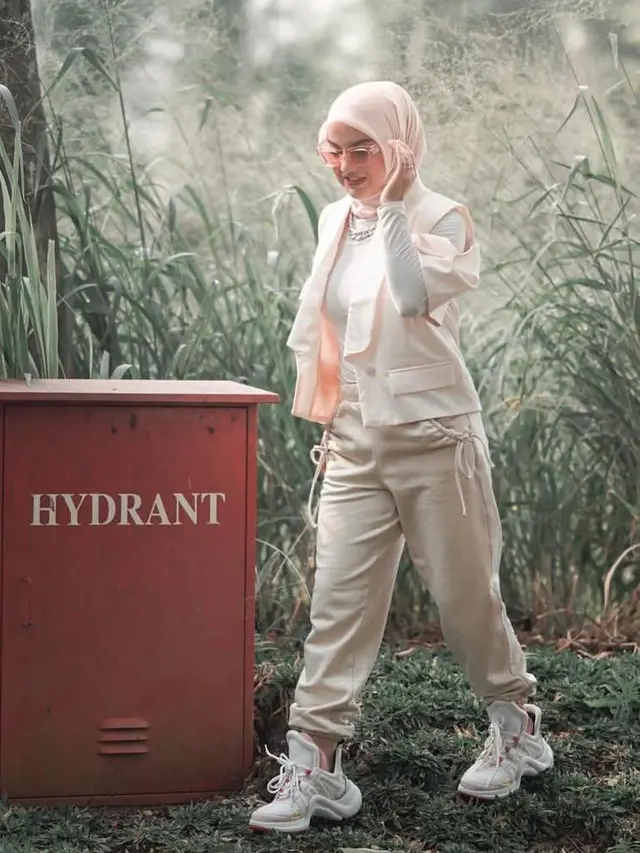 7 Ide Padu Padan Celana Jogger Wanita Berhijab dari Irish Bella hingga Olla Ramlan