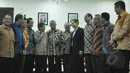 Wapres Jusuf Kalla berpose bersama dengan anggota Tim Penyelamat PSSI di Kantor Wapres, Jakarta, Rabu (1/4/2015). Jusuf Kalla secara khusus meminta pelaksanaan Kongres PSSI bisa berjalan lancar. (Liputan6.com/Faizal Fanani)