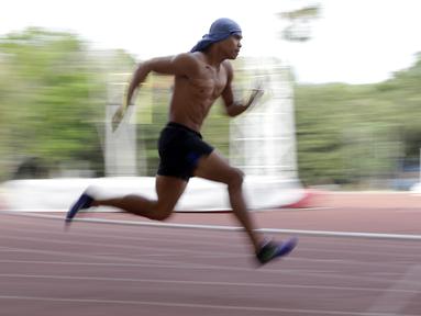 Atlet lari gawang Indonesia, Rio Maholtra, melakukan latihan jelang SEA Games 2019 di Stadion Madya, Jakarta, Senin (7/9). Selain sebagai atlet, Rio adalah seorang tentara yang bertugas mengawal Presiden. (Bola.com/M Iqbal Ichsan)