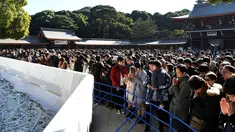 Warga memanjatkan doa Tahun Baru 2018 di Kuil Meiji, Tokyo, Jepang (1/1). Jutaan warga Jepang mengunjungi kuil-kuil di seluruh negeri selama tiga hari pertama tahun baru untuk berdoa demi kesejahteraan keluarga mereka. (AFP Photo/Kazuhiro Nogi)