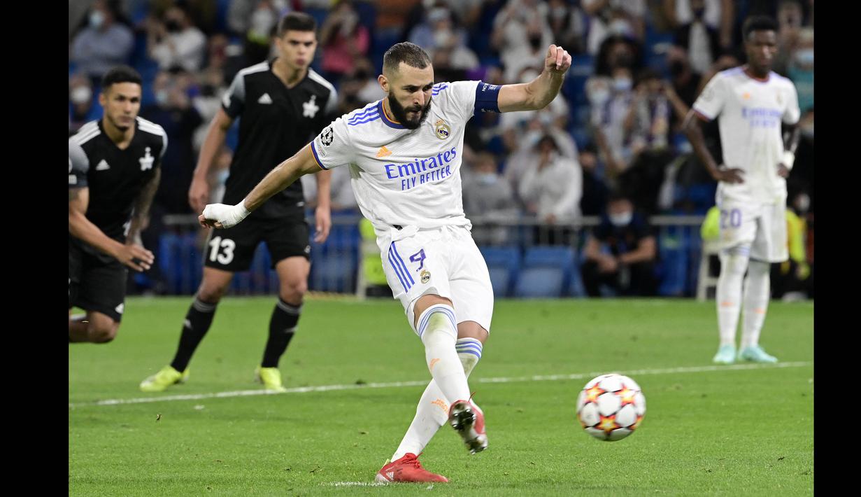 Karim Benzema maju sebagai algojo dan menuntaskannya dengan tembakan sempurna. (AFP/Javier Soriano)